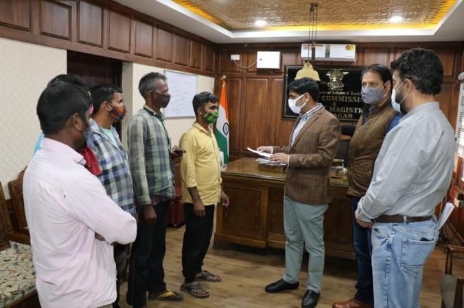 Fact check: Lack of money wasn't reason for Bihar vendor's cremation in Srinagar [truth here]