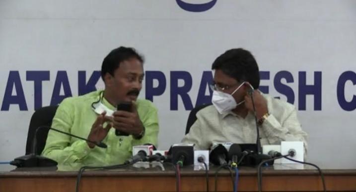Cong seniors call K'taka unit chief Shivakumar a 'collection agent' Cong seniors call K'taka unit chief Shivakumar a 'collection agent'