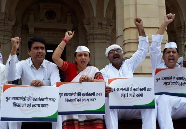 SP, Cong stage protests outside UP Assembly