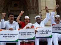 SP, Cong stage protests outside UP Assembly