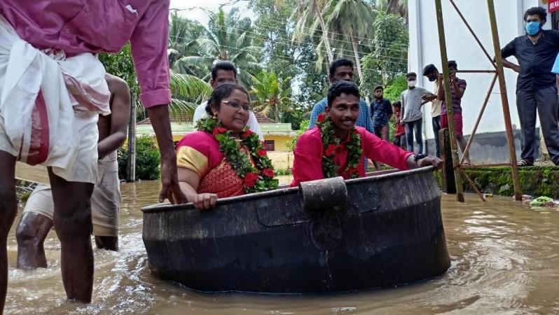 Kerala couple arrives on a cooking vessel for marriage.