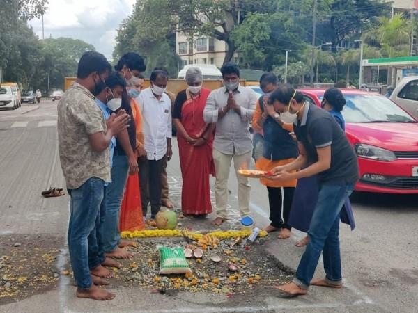 Potholes in B'luru spark outrage, protests; Govt, BBMP face humiliation [details]