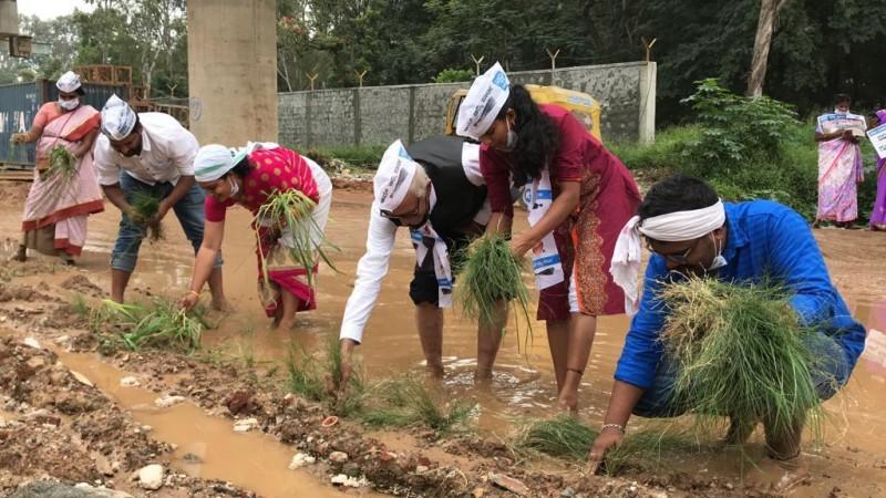 Potholes in B'luru spark outrage, protests; Govt, BBMP face humiliation [details]