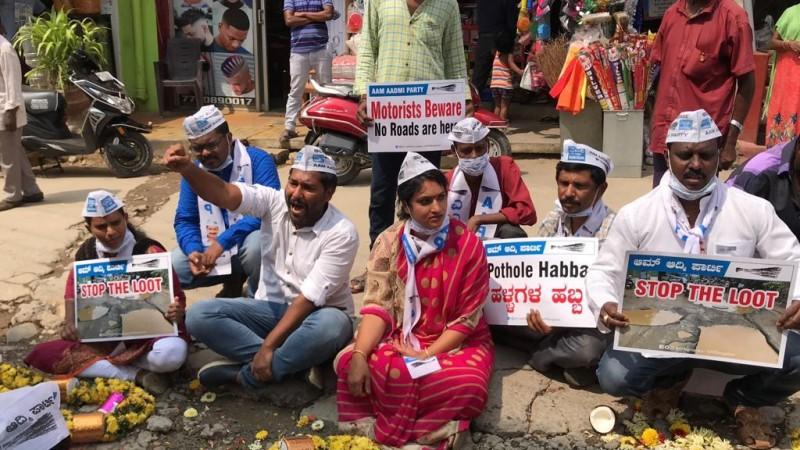 Potholes in B'luru spark outrage, protests; Govt, BBMP face humiliation [details]