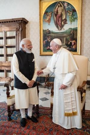 Rome: Prime Minister Narendra Modi held his first ever one-on-one meeting with Pope Francis as he arrived in Vatican City as part of his Rome visit for the G20 Summit on Saturday, October 30, 2021.(PHOTO:@narendramodi Twitter) Pope Francis and Modi