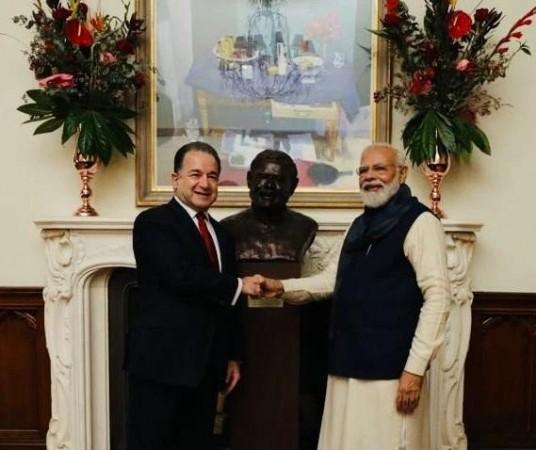 Talented London surgeon-cum-sculptor surprises Modi by borrowing his glasses