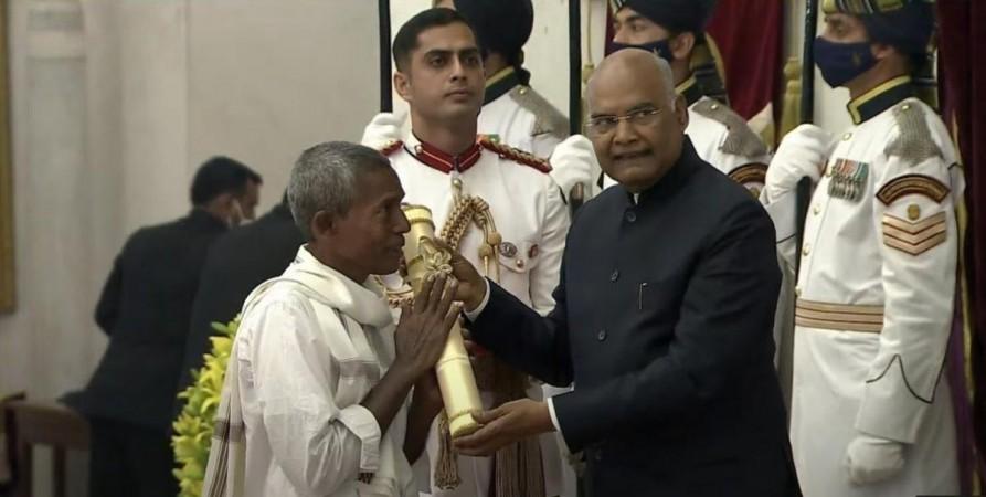 Harekala Hajabba receiving the Padma Shri honor from the President of India Harekala Hajabba receiving the Padma Shri honor from the President of India