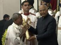 Harekala Hajabba receiving the Padma Shri honor from the President of India