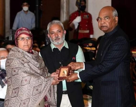 Parents of SPO Ashiq Hussain receiving Shaurya Charka from President Ram Nath Kovind Parents of SPO Ashiq Hussain