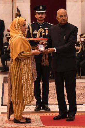 Wife of Imran Tak receiving Shaurya Charkra from President Ram Nath Kovind Wife of SI Imran Tak