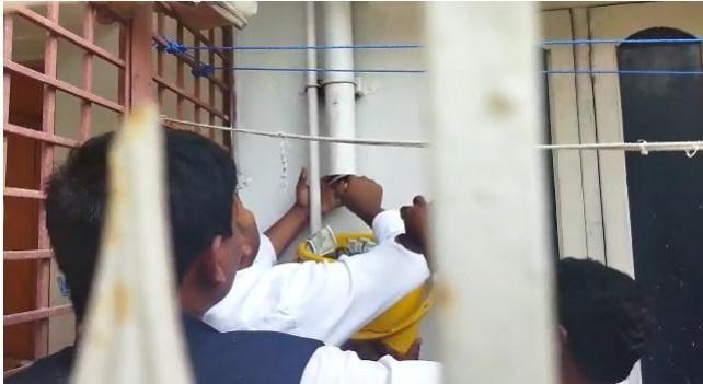 Money flows out of drainage pipe; ACB seize 25 lakh in cash from PWD engineer's home in K'taka Money flows out of drainage pipe; ACB seize 25 lakh in cash from PWD engineer's home in K'taka