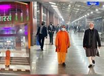 Modi in a surprise visit to Varanasi railway station