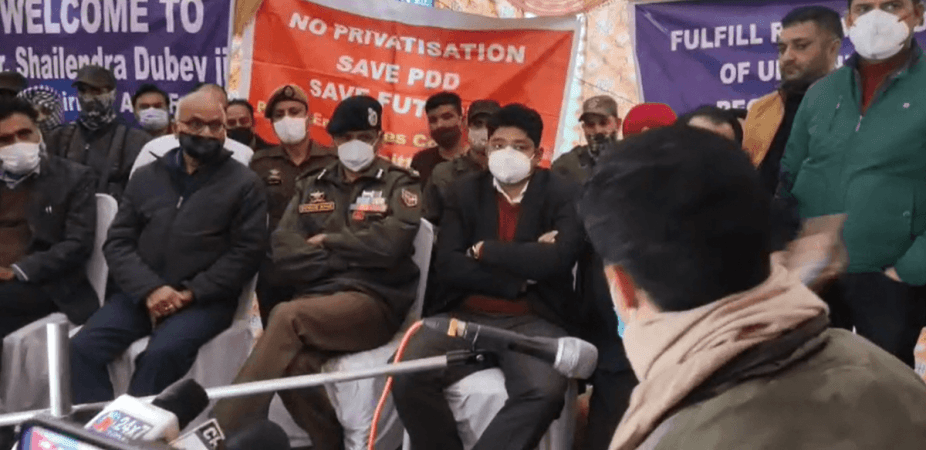 Divisional Commissioner Jammu Dr Raghav Langer holding talks with agitating power employees.