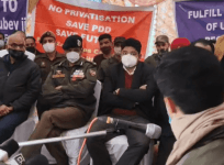 Divisional Commissioner Jammu Dr Raghav Langer holding talks with agitating power employees.