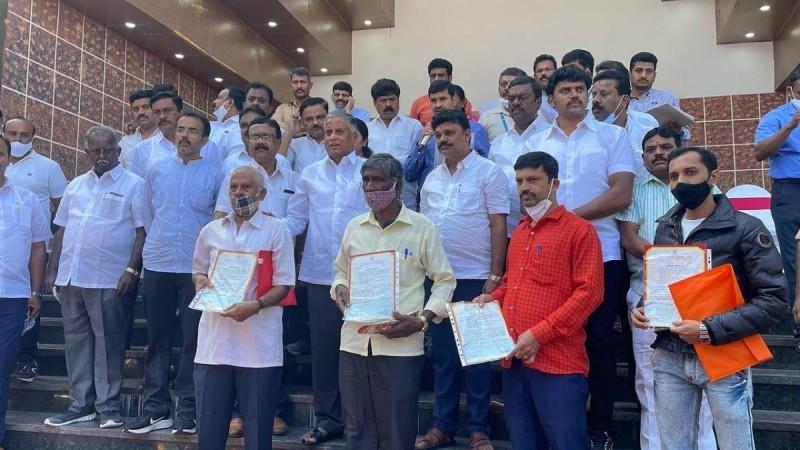 Cheques handed over to kin of Covid victims in B'luru Cheques handed over to kin of Covid victims in B'luru