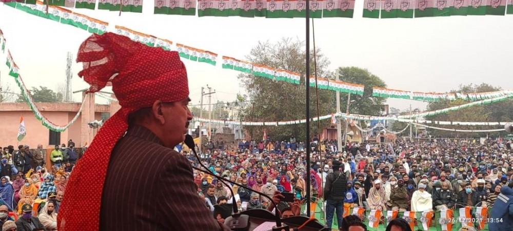 Ghulam Nabi Azad addressing a rally at border town of Chhamb in Jammu Ghulam Nabi Azad