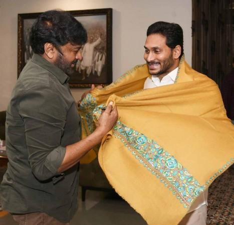 Actor Chiranjeevi with Andhra Pradesh Chief Minister YS Jagan Mohan Reddy during their meeting in Vijayawada on Thursday January 13,2022. Actor Chiranjeevi with Andhra Pradesh Chief Minister YS Jagan Mohan Reddy during their meeting in Vijayawada on Thursday January 13,2022.(Photo:snapsIndia IANS)