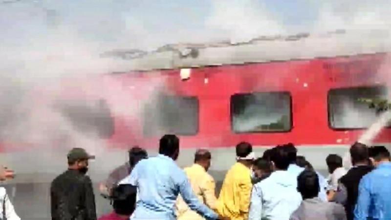 Maha: Fire erupts in Gandhidham-Puri Superfast Express, no casualties