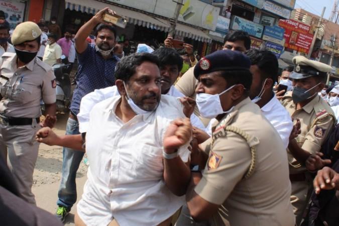 B'luru Police officers manhandle activists protesting teacher's fatal accident; sparks row [details]