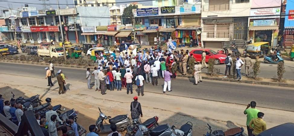B'luru Police officers manhandle activists protesting teacher's fatal accident; sparks row [details]