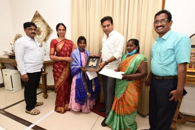Class 12 girl driving auto gets KTR's help Class 12 girl driving auto gets KTR's help