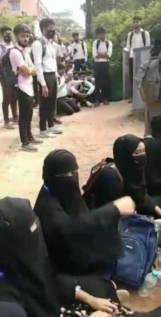 (File Photo) K'taka hijab row: Muslim girl students protest outside B'luru college K'taka hijab row: Muslim girl students protest outside B'luru college