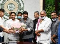 Jagan meets Tollywood bigwigs, assures action on ticket pricing (Ld)