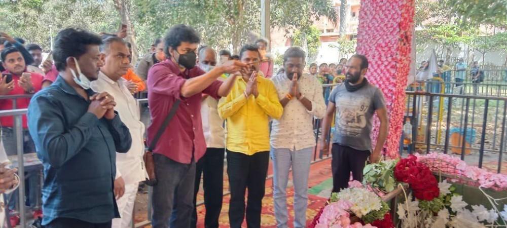Vijay Pays Tribute to Puneeth Rajkumar