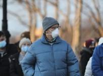 A man wearing a face mask walks on a street in Manhattan of New York. (Xinhua/Wang Ying/IANS)