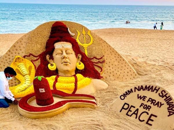 Artist Sudarsan Pattnaik creates Lord Shiva with 23k rudraksha beads.(photo:@sudarsansand/Twitter) rtist Sudarsan Pattnaik creates Lord Shiva with 23k rudraksha beads.(photo:@sudarsansand/Twitter)