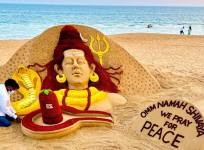 rtist Sudarsan Pattnaik creates Lord Shiva with 23k rudraksha beads.(photo:@sudarsansand/Twitter)