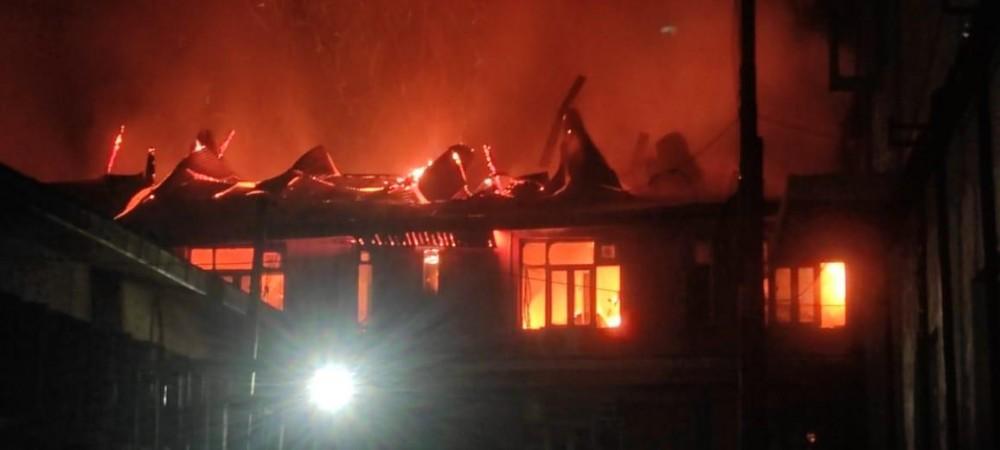 Srinagar:A major fire broke out at the Bone and Joint Hospital in Srinagar on Friday night, Srinagar:A major fire broke out at the Bone and Joint Hospital in Srinagar on Friday night,