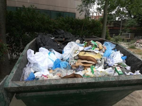 COVID-19: Negligence on the part of District Hospital in Gautam Buddh Nagar, PPE suits thrown away as waste. COVID-19: Negligence on the part of District Hospital in Gautam Buddh Nagar, PPE suits thrown away as waste.