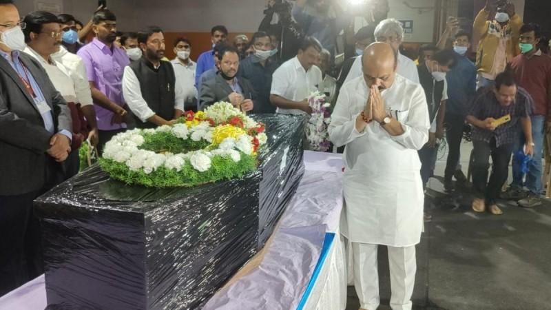 K'taka student's body arrives at Bengaluru airport from Ukraine, CM Bommai, ministers pay homage. K'taka student's body arrives at Bengaluru airport from Ukraine, CM Bommai, ministers pay homage.