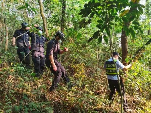 Photo taken on March 21, 2022 shows local policemen carrying out rescue work at the site of the plane crash in south China's Guangxi Zhuang Autonomous Region. Photo taken on March 21, 2022 shows local policemen carrying out rescue work at the site of the plane crash in south China's Guangxi Zhuang Autonomous Region.
