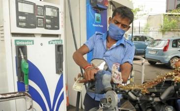 An employee refills petrol in a vehicle at a petrol pump (File photo)