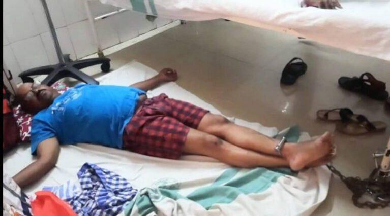 Odisha: Journalist chained to hospital bed;  photo goes viral