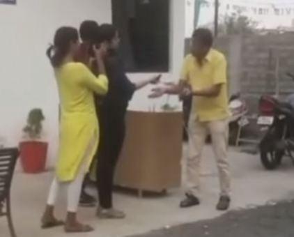Das arguing with activists Das