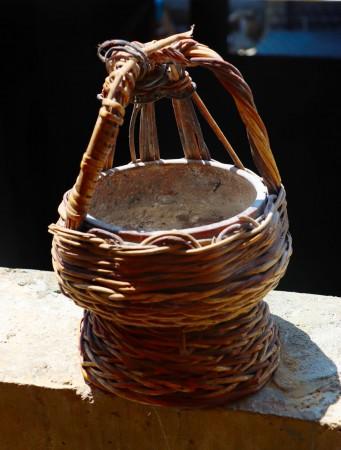 Kangri or Kangaer, an earthenware pot containing burning coal encased in a wicker basket, is an inexpensive way to keep warm during the harsh winters of Kashmir. Kangri or Kangaer