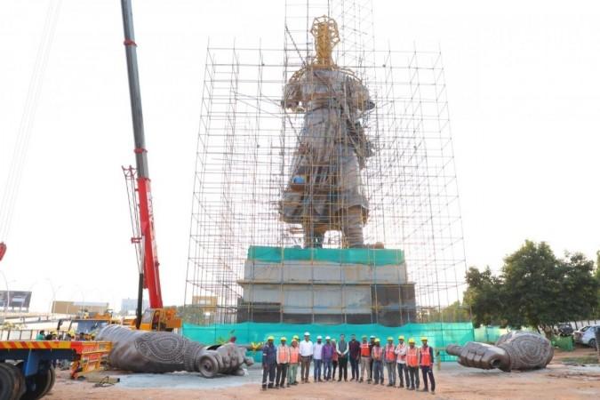4,000 kg sword to be fixed to Kempe Gowda statue at B'luru International Airport. 4,000 kg sword to be fixed to Kempe Gowda statue at B'luru International Airport.