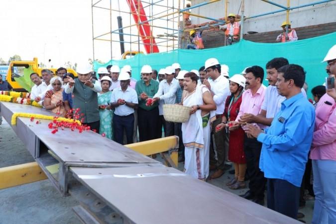 4,000 kg sword to be fixed to Kempe Gowda statue at B'luru International Airport. 4,000 kg sword to be fixed to Kempe Gowda statue at B'luru International Airport.