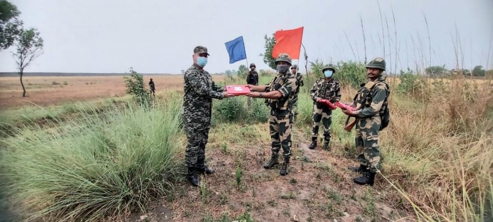 BSF and Pakistani Rangers exchanging sweets on Eid BSF and Pakistani Rangers
