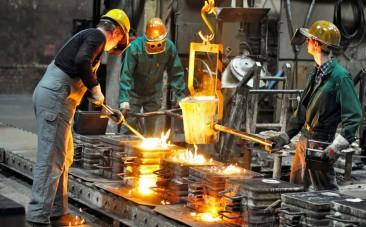 US weekly jobless claims tick up to 200,000