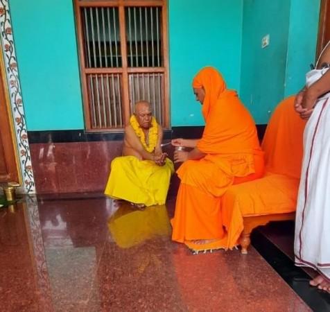 Former K'taka minister becomes sanyasi, set to become pontiff. Former K'taka minister becomes sanyasi, set to become pontiff.