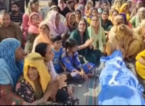 Villagers protesting against killing of salesman in Baramulla
