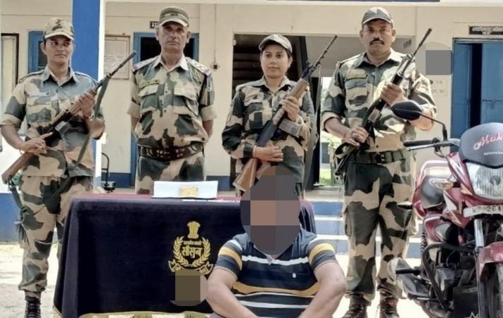 BSF seizes gold worth Rs 6 cr along India-B'desh border, 2 arrested. BSF seizes gold worth Rs 6 cr along India-B'desh border, 2 arrested.