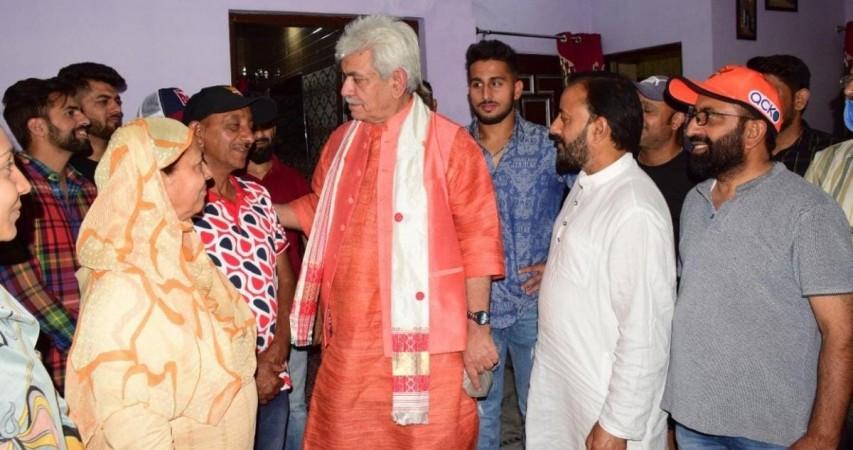 LG Manoj Sinha interacting with family members of Umran Malik