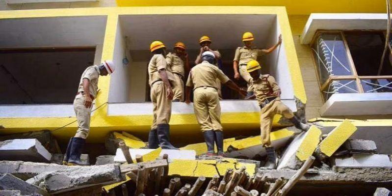 B'luru pvt hospital's portico collapses, 4 labourers rescued