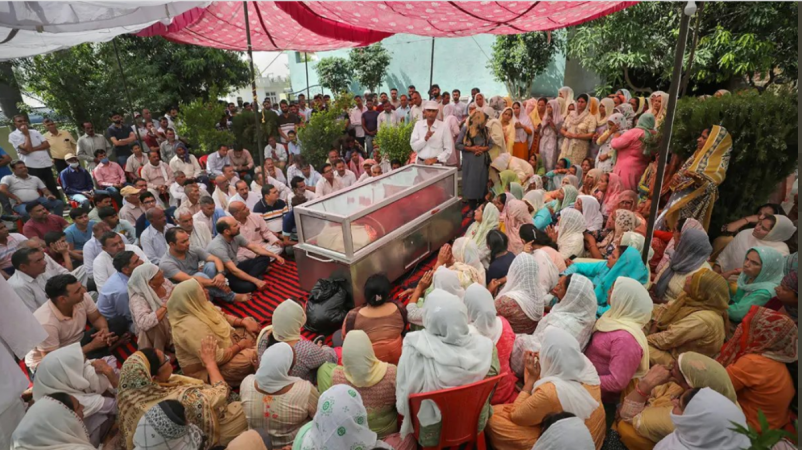 Locals of Samba paying tributes to Rajni Bala, who was killed by terrorists in Kulgam on Tuesday Body of Rajni Bala reached Samba