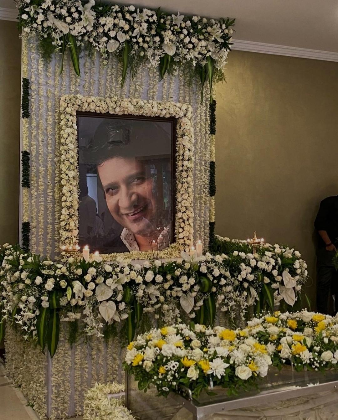 singer-kk-s-funeral-begins-at-versova-crematorium-son-nakul-performs